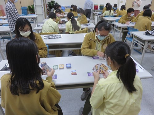 同學們4人1組遊玩王牌執行官桌遊戲2
