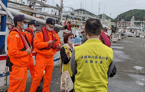 執行人員向船長說明執行狀況