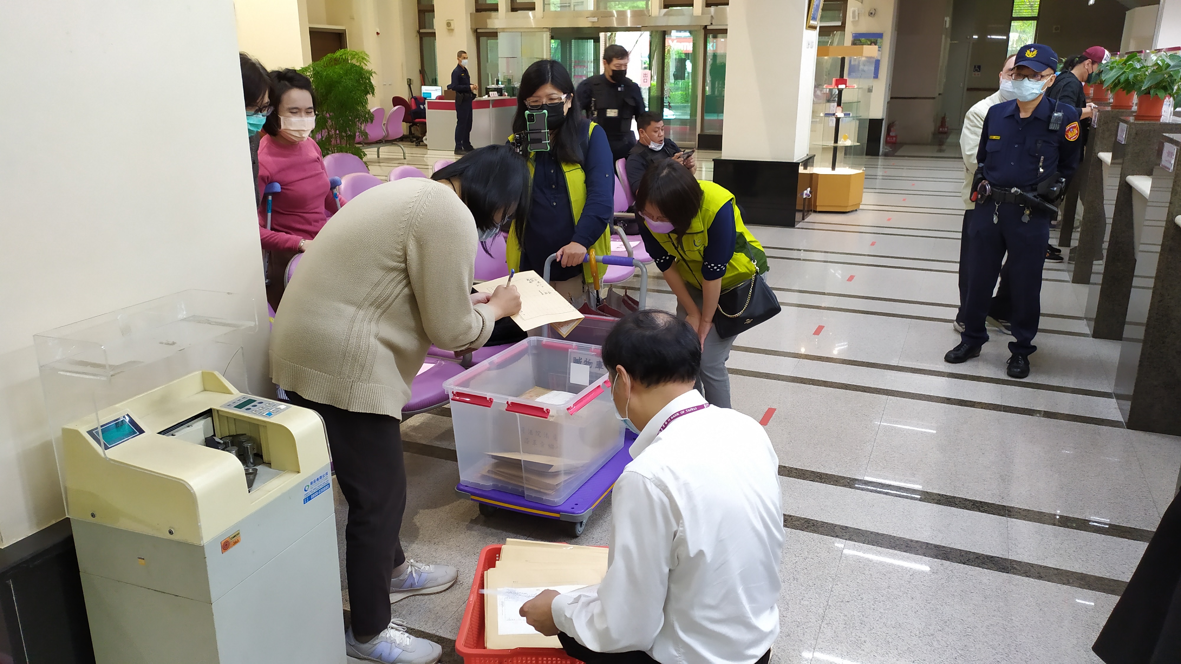 會同宜檢至台銀清點領出物品