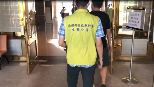 照片3-送法院聲請管收2(法院門口)