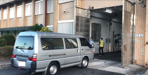 照片5-法院准許將曾男送管收所(宜蘭分署車輛載曾男進入宜蘭管收所)