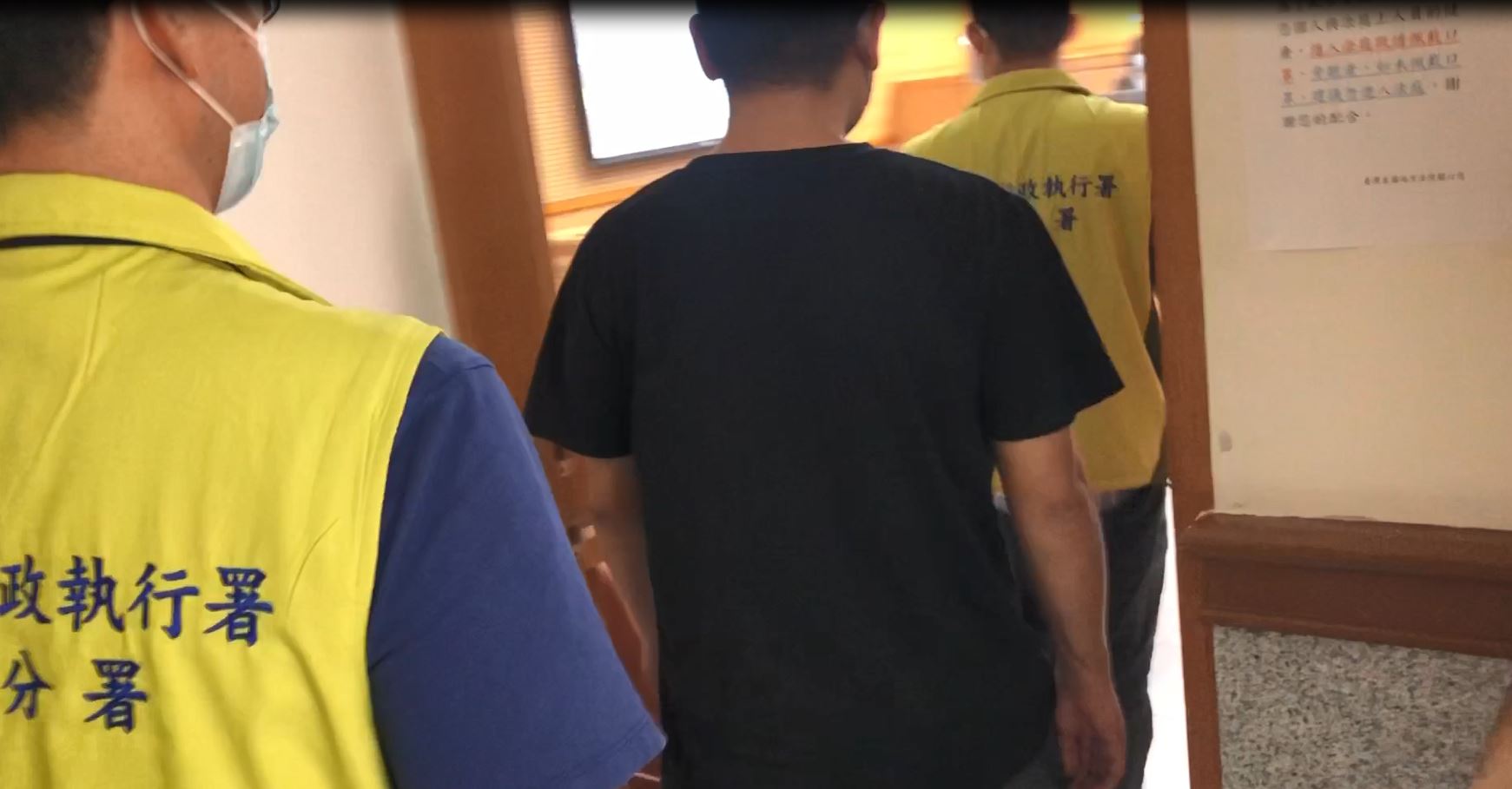 照片4-送法院聲請管收3(法庭外)