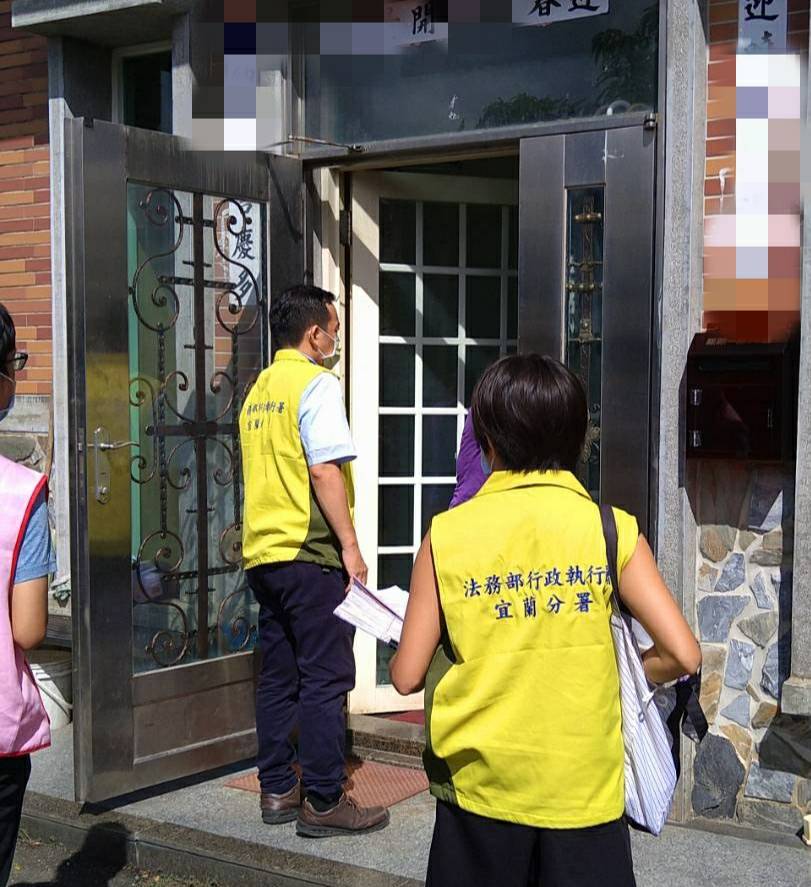 法務部行政執行署宜蘭分署與財政部北區國稅局宜蘭分局合作追欠稅執行車輛，112年9月23日上午於宜蘭縣員山鄉查封拖吊楊姓男子親友提供擔保貨車畫面