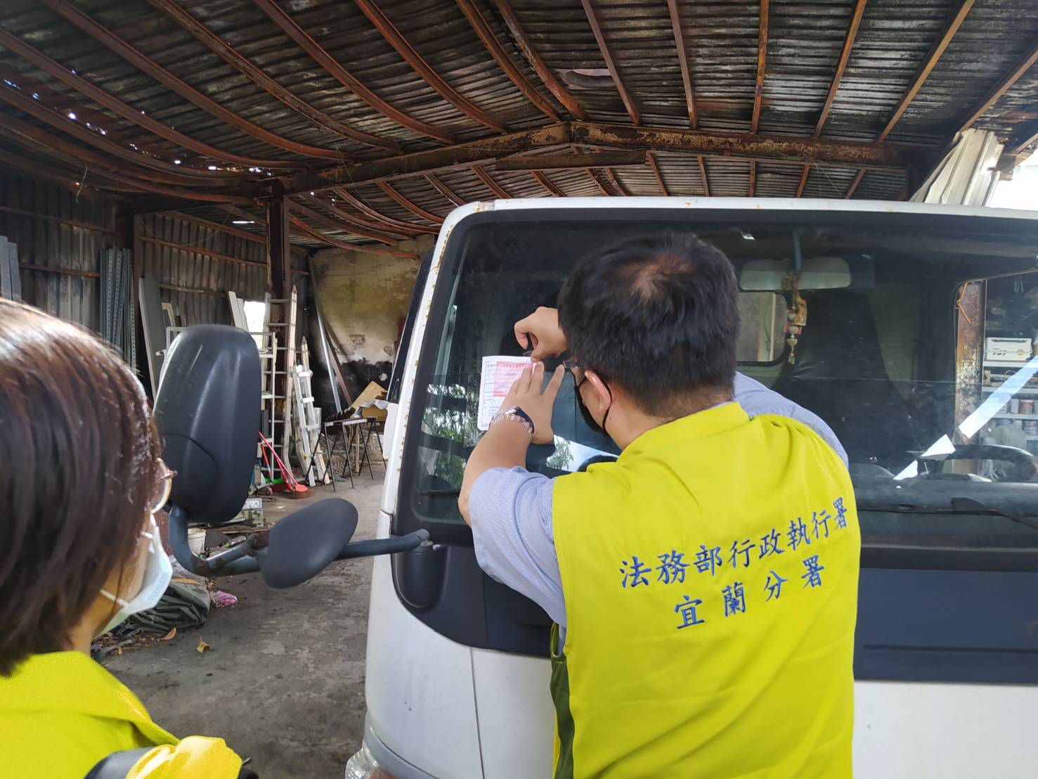 法務部行政執行署宜蘭分署與財政部北區國稅局宜蘭分局合作追欠稅執行車輛，112年9月23日上午於宜蘭縣員山鄉查封拖吊楊姓男子親友提供擔保貨車畫面