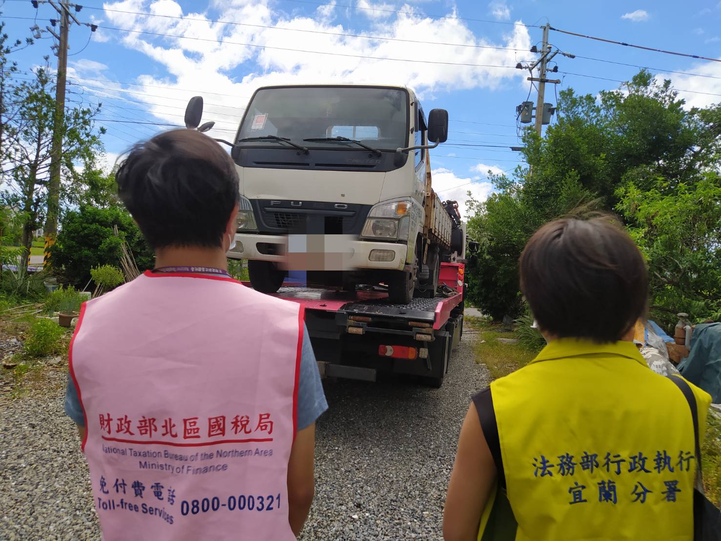 法務部行政執行署宜蘭分署與財政部北區國稅局宜蘭分局合作追欠稅執行車輛，112年9月23日上午於宜蘭縣員山鄉查封拖吊楊姓男子親友提供擔保貨車畫面