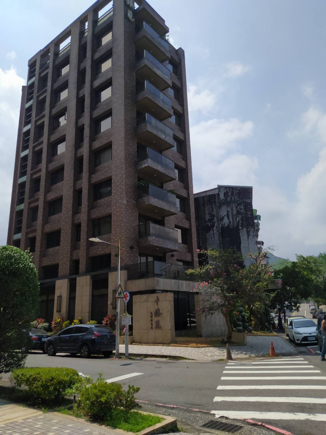基隆市暖暖區暖暖街337號5樓「十0苑」社區建物,111/11/22張貼公告當日即有民眾遞狀以1142萬元買受