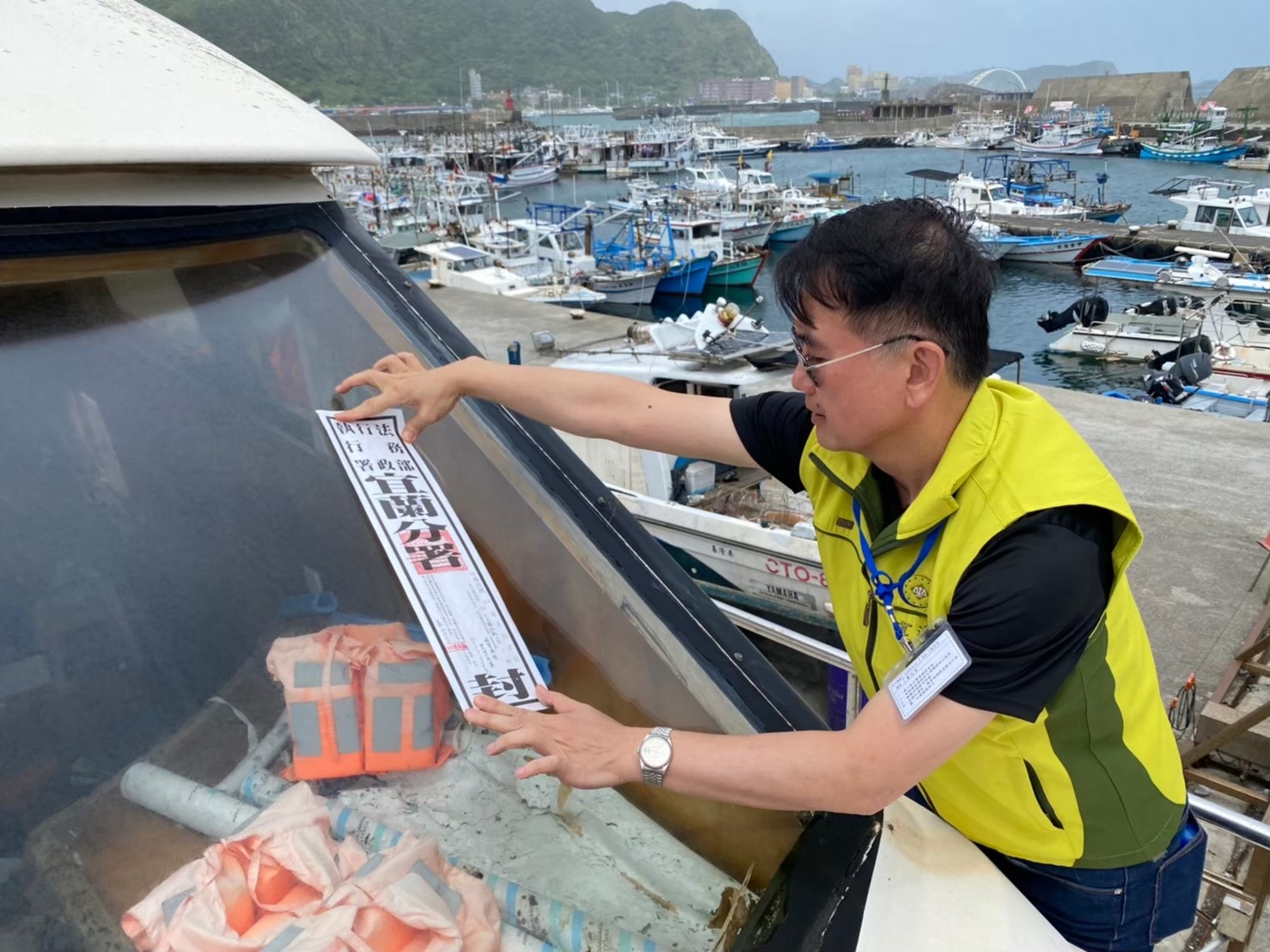 宜蘭分署執行人員張貼封條