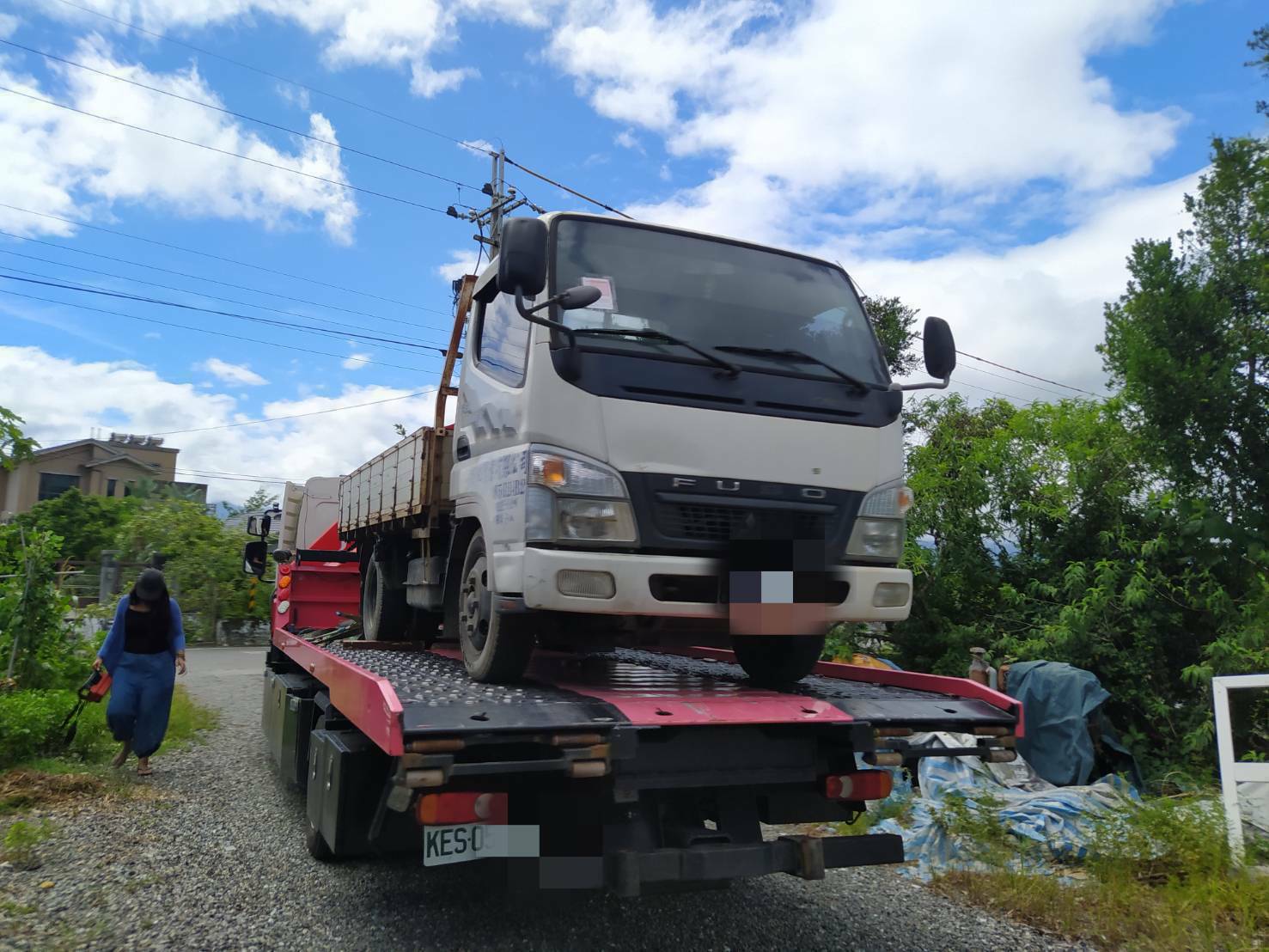 法務部行政執行署宜蘭分署與財政部北區國稅局宜蘭分局合作追欠稅執行車輛，112年9月間於宜蘭縣員山鄉查封拖吊楊姓男子親友提供擔保貨車畫面