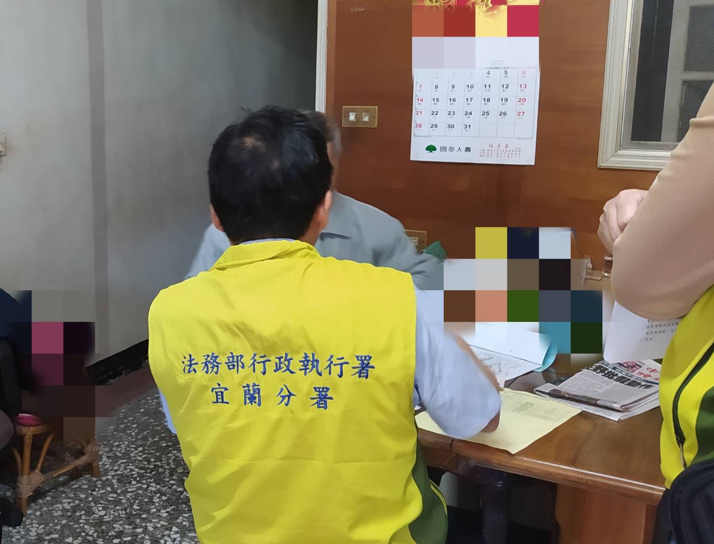 宜蘭分署會同宜蘭監理站113年1月18日至朱男住處現場執行畫面 (2)