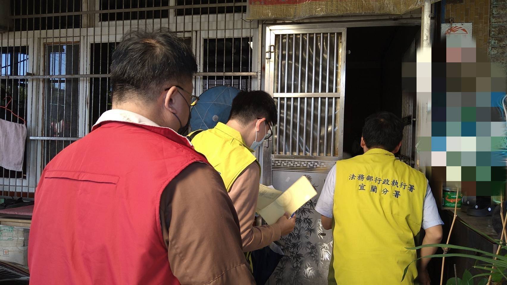 宜蘭分署會同宜蘭監理站113年1月18日至朱男住處現場執行畫面 (1)