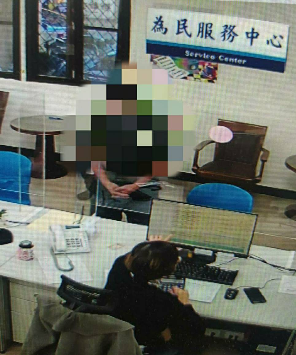 欠繳酒駕罰鍰男子至宜蘭分署一次繳清欠款畫面