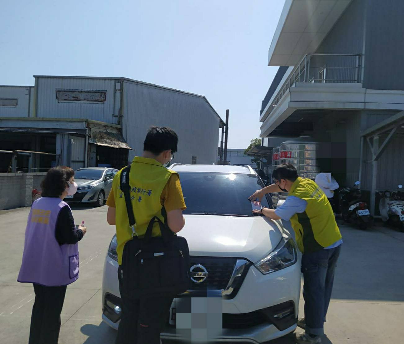 黃男Nissan車輛查封畫面 (1)