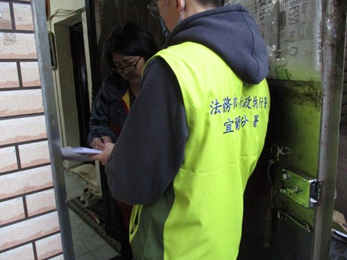 宜蘭分署至義務人名下不動產現場執行，遇見義務人母親