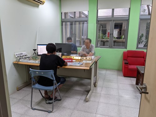 俞姓男子於宜蘭分署接受詢問