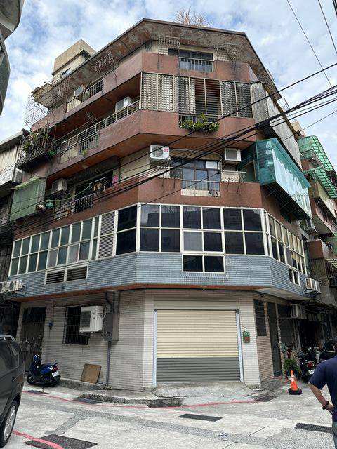 01_1130805上午11時宜蘭分署基隆辦公室拍賣會，拍賣基隆市中正區和一路58巷23號5樓約23坪空屋，以100萬600元拍定