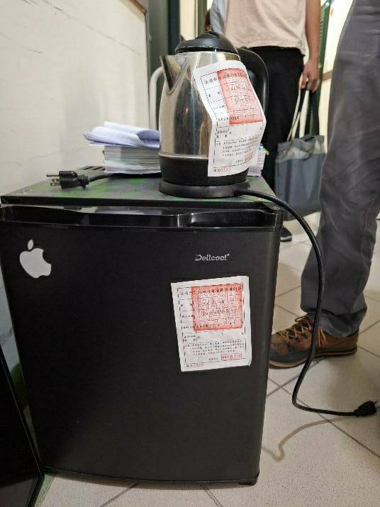 04拍賣冰箱、熱水壺照片