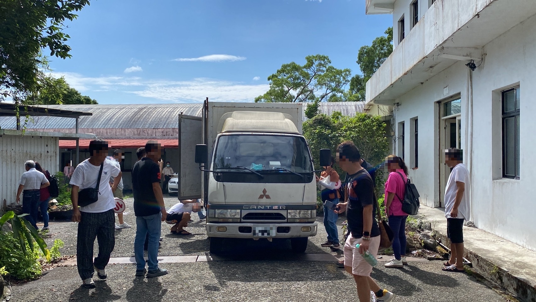 拍賣現場賞車民眾