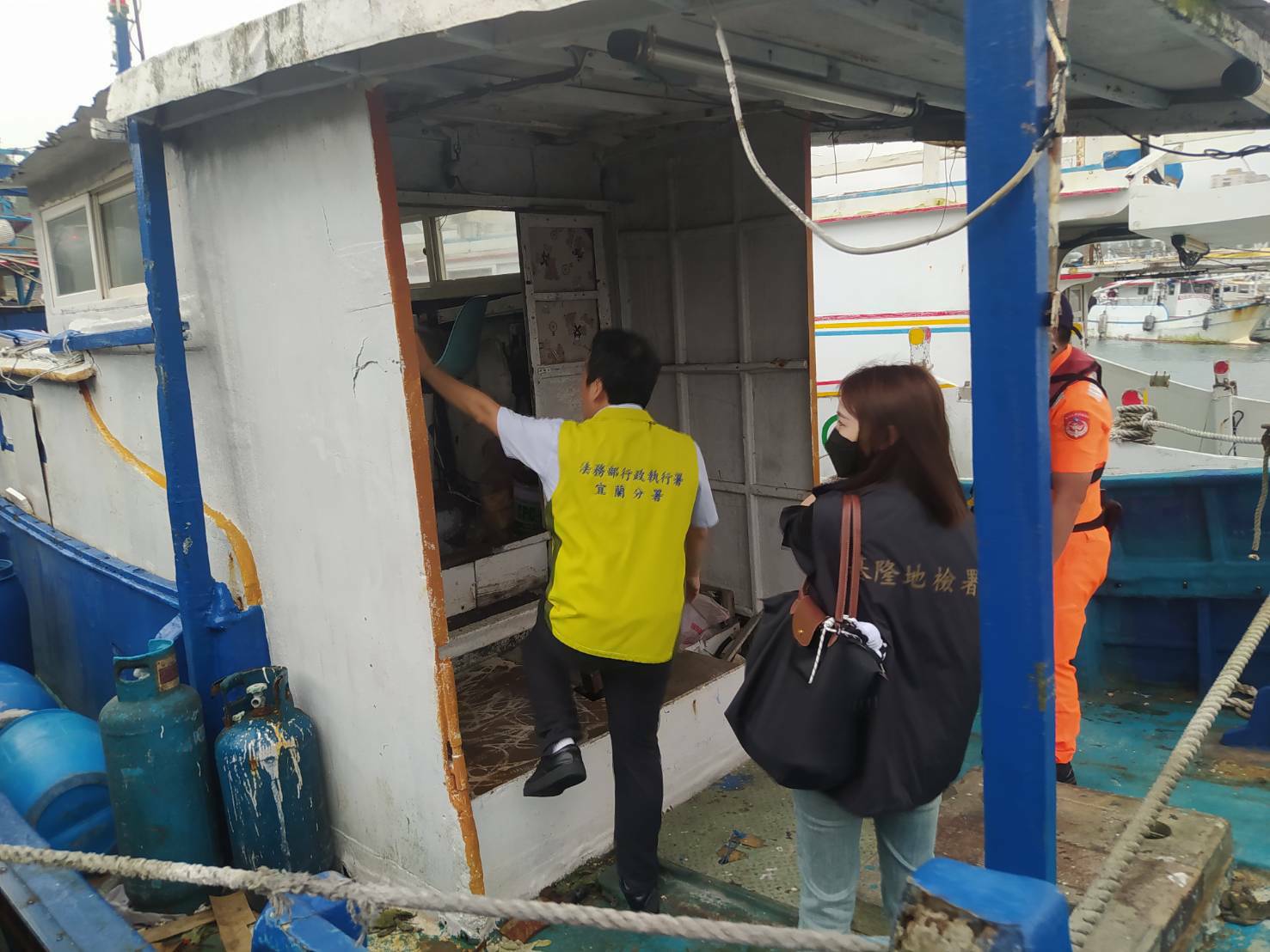 113/10/28基隆地檢署會同宜蘭分署、海巡署北部分署現場執行運毒船畫面