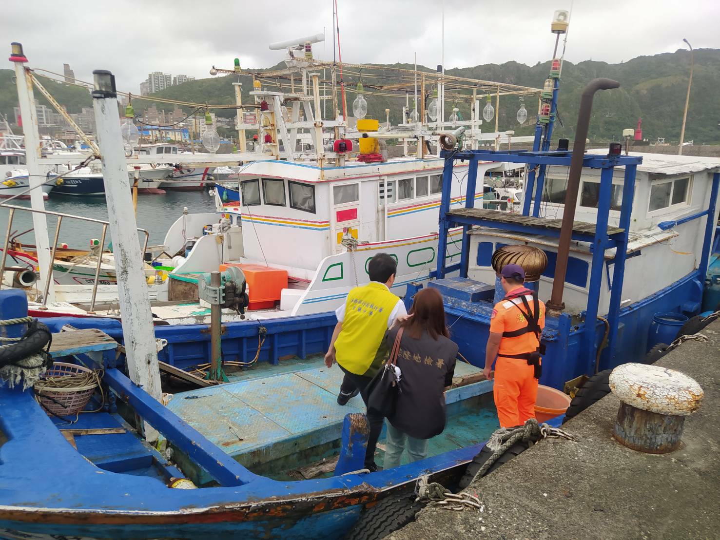 113/10/28基隆地檢署會同宜蘭分署、海巡署北部分署現場執行運毒船畫面