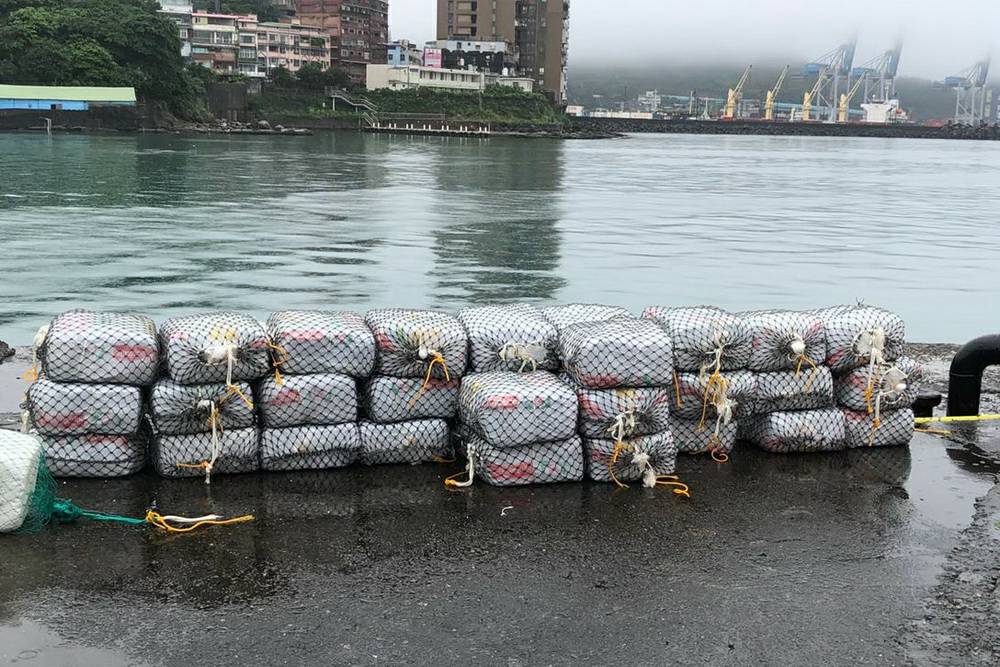 113/10/28基隆地檢署會同宜蘭分署、海巡署北部分署現場執行運毒船畫面