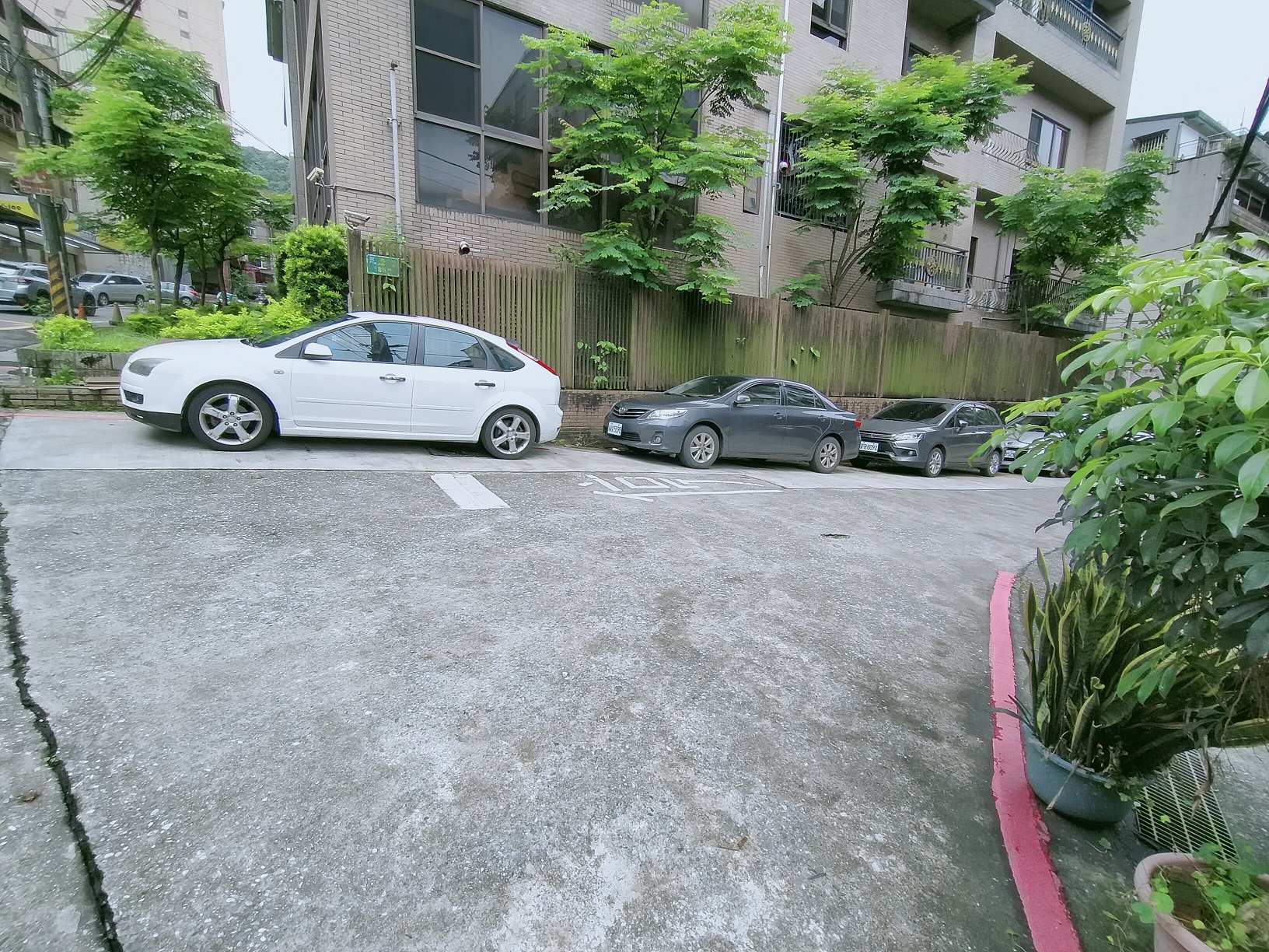 03_宜蘭分署1131111在基隆辦公室拍賣滯欠大戶欣O傑建設股份有限公司擔保人即羅姓實際負責人基隆市暖暖區土地畫面