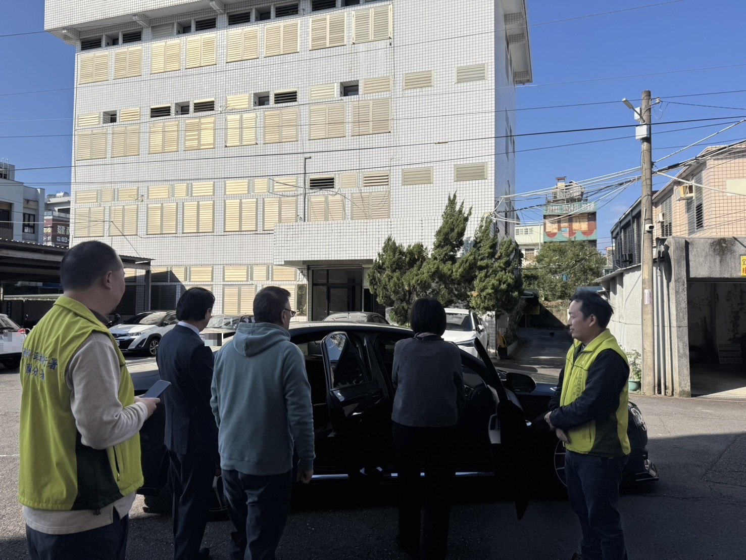 開放賞車檢視車況