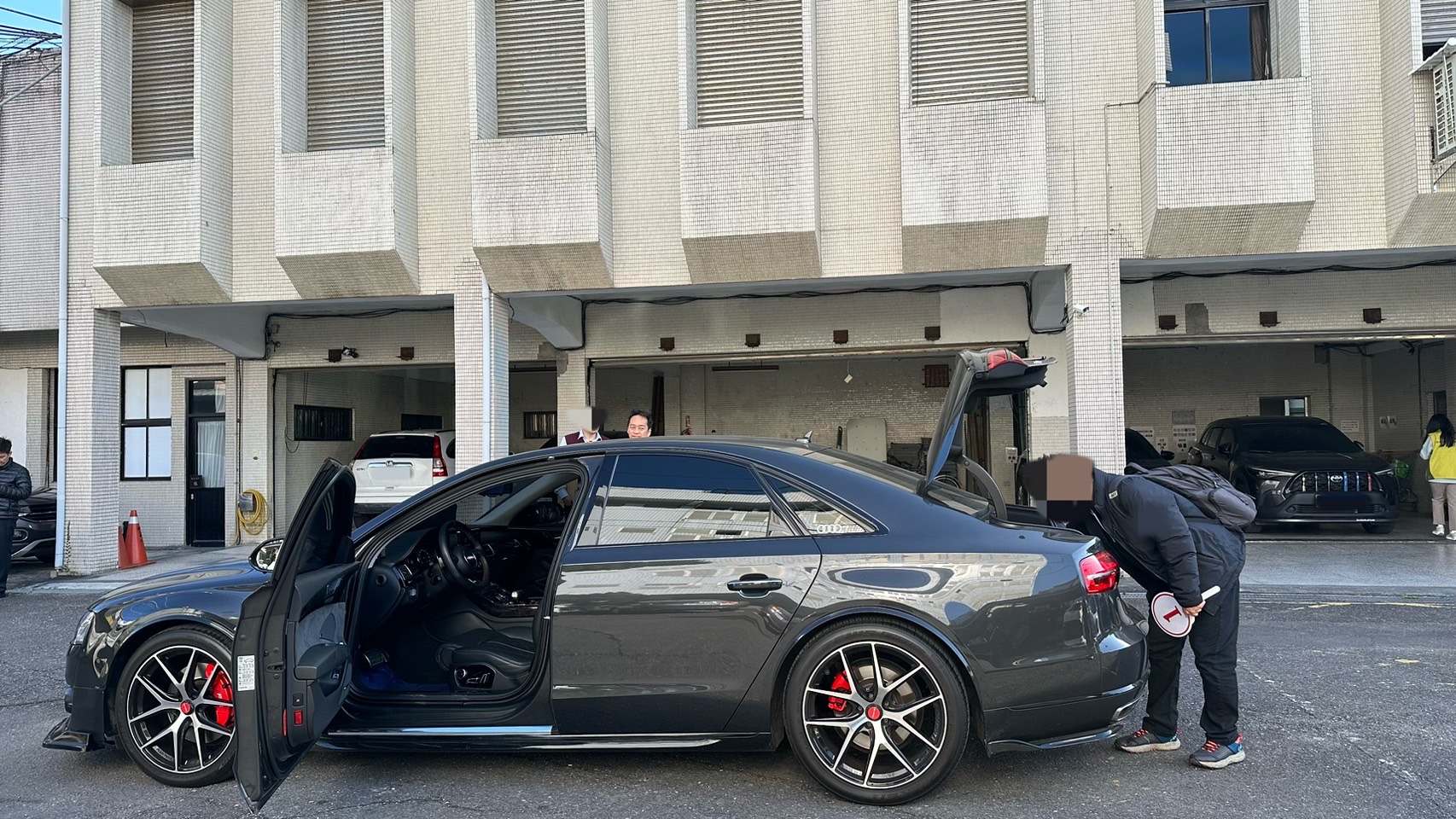 開放賞車檢視車況3