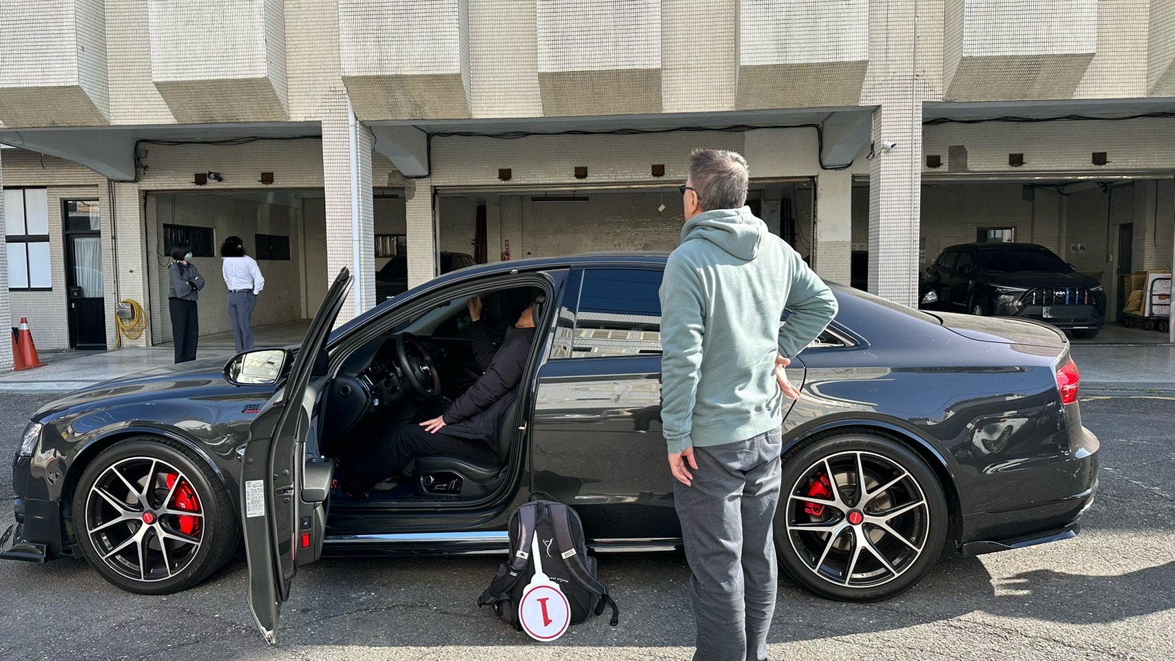 開放賞車檢視車況4
