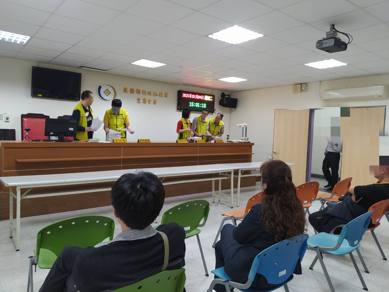 10_1140304下午3時在宜蘭分署（宜蘭市中山路二段261號）拍賣翰Ｏ建設股份有限公司宜蘭縣羅東鎮南盟路69巷地下一層（現況為十個平面停車位）照片