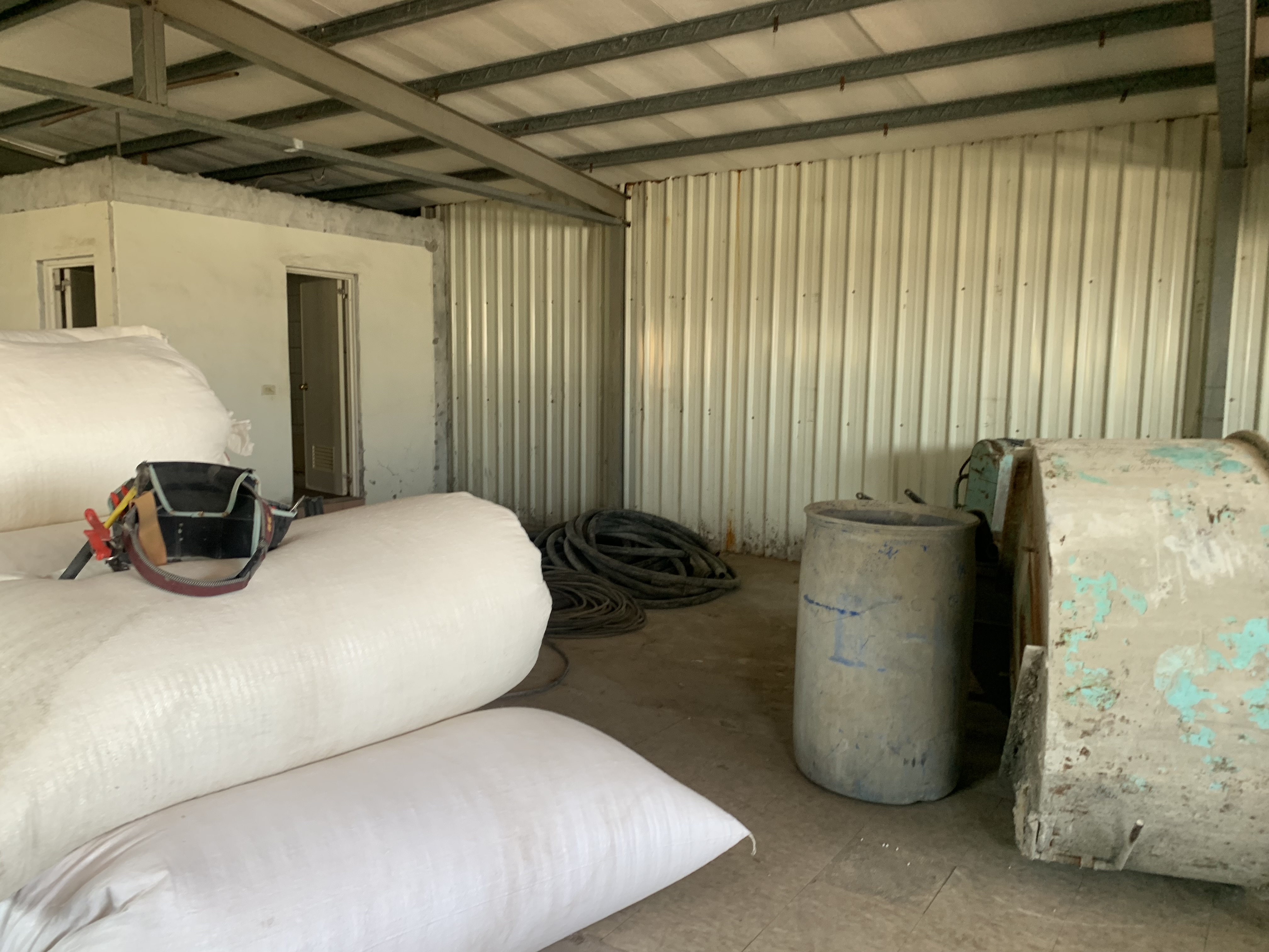 1140325建物遭毀損現況照片，且現場置放諸多工程用品，為查封時所無