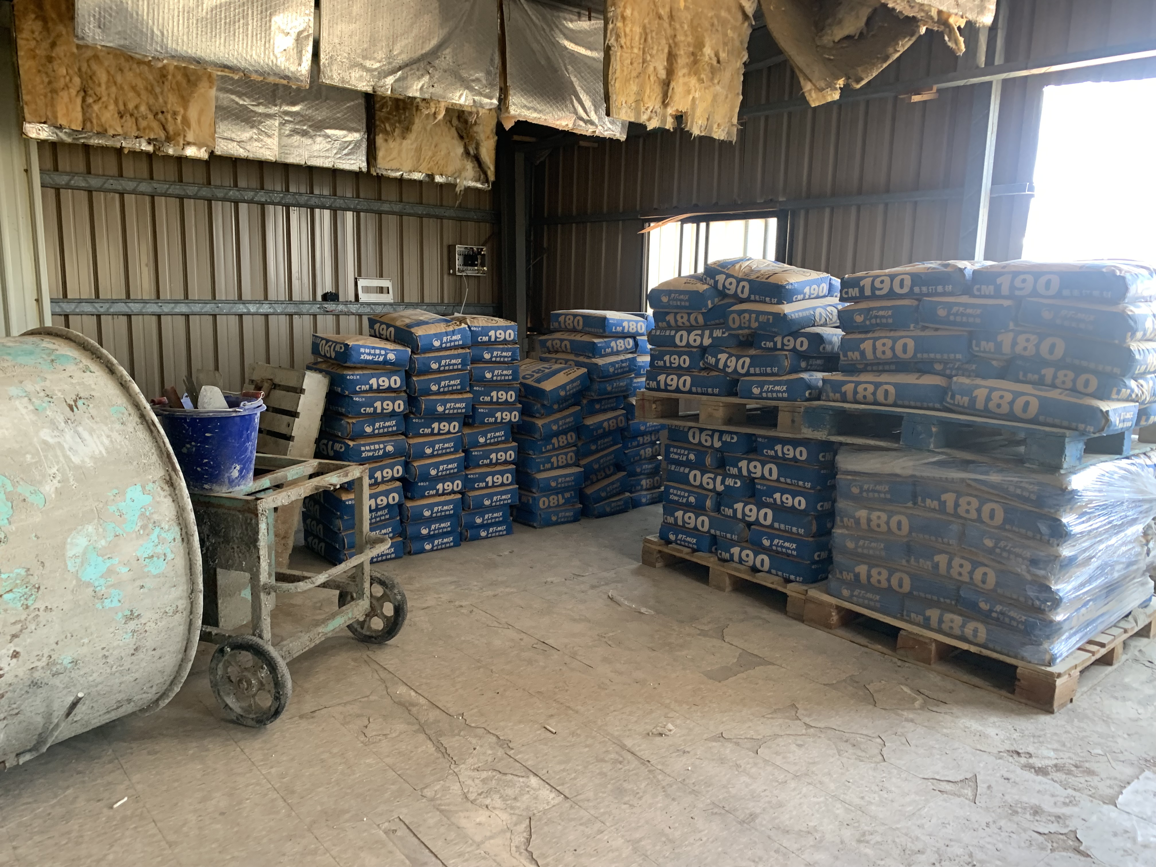 1140325建物遭毀損現況照片，且現場置放諸多工程用品，為查封時所無2