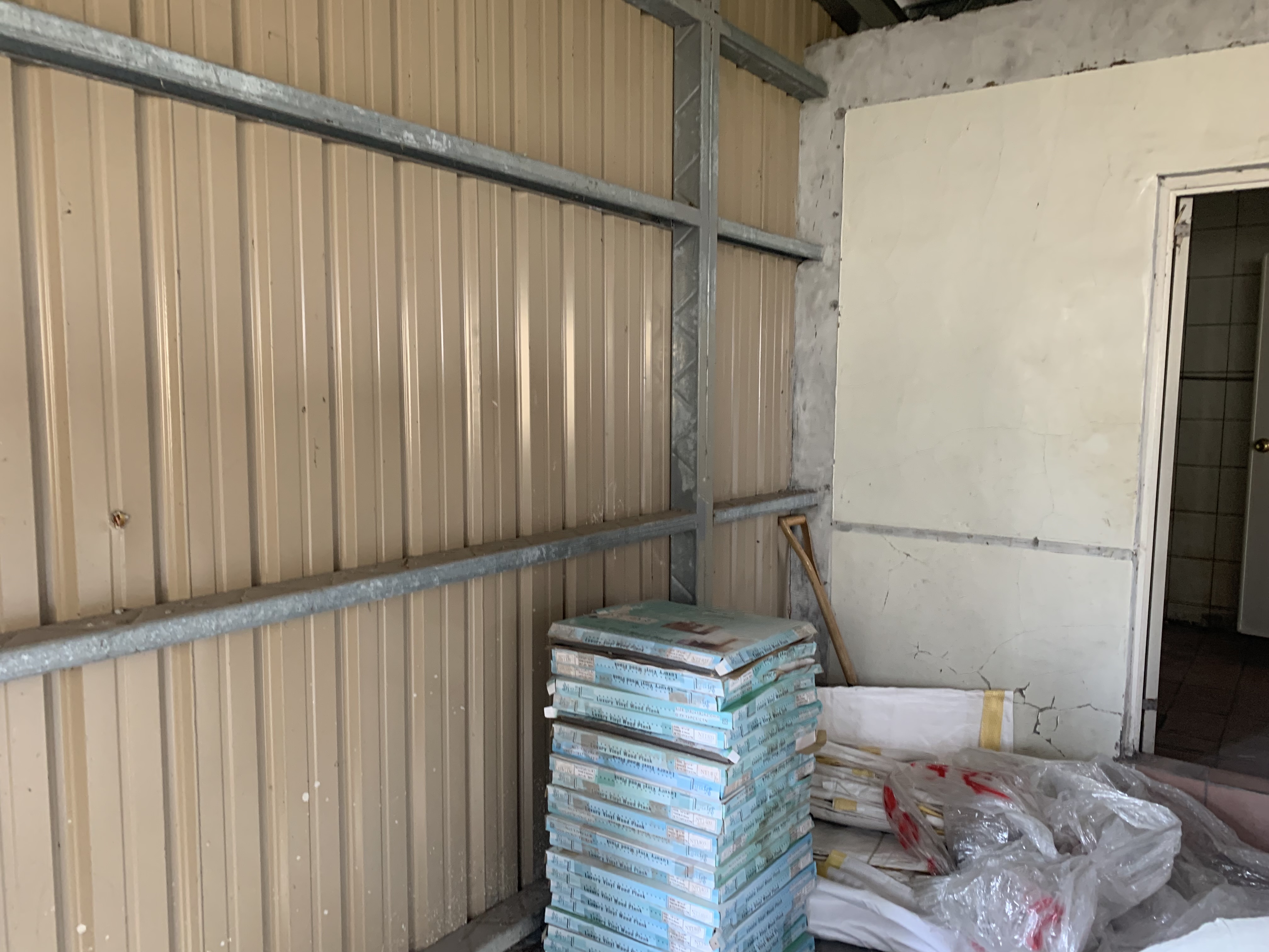 1140325建物遭毀損現況照片，且現場置放諸多工程用品，為查封時所無3