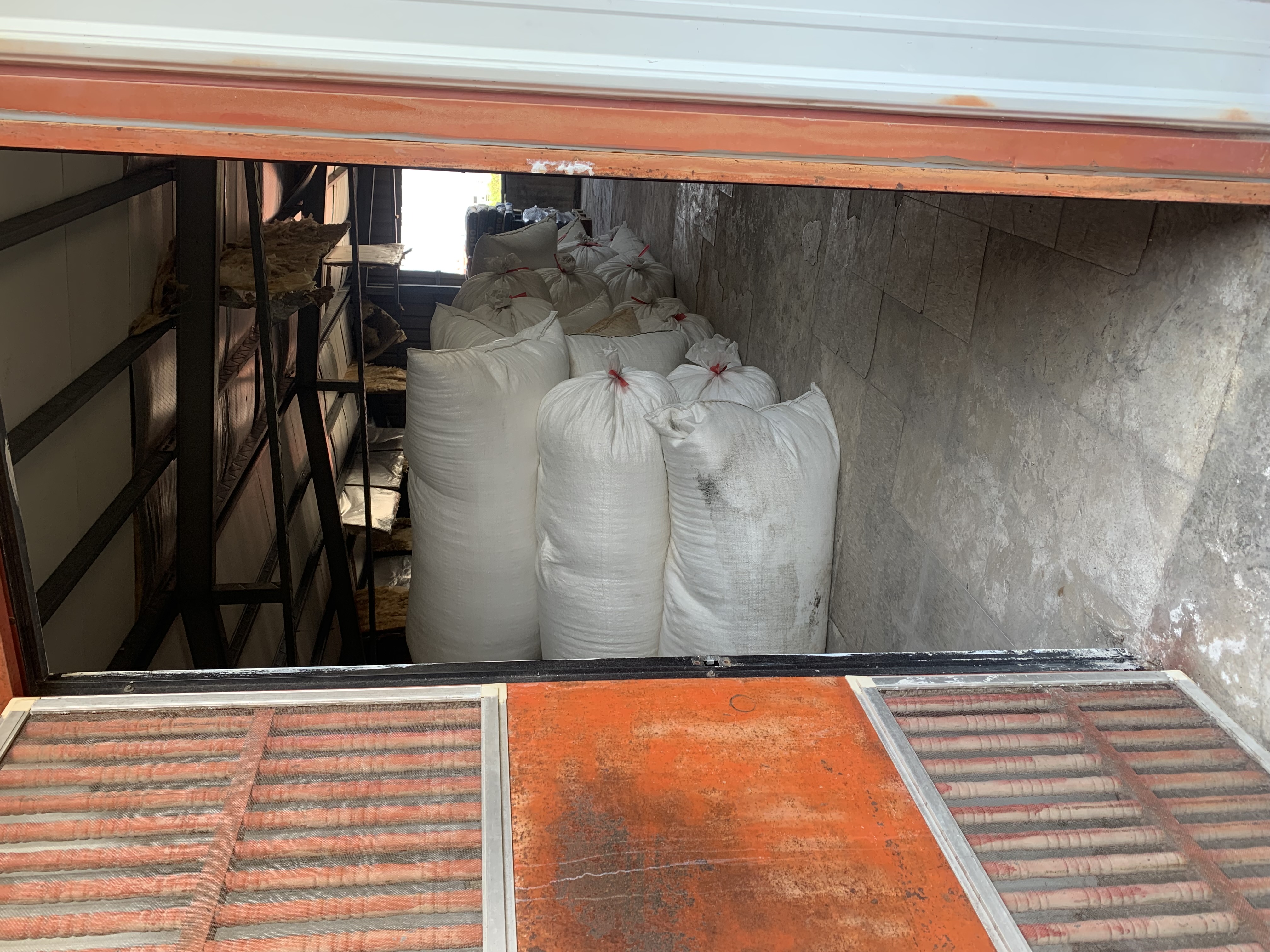 1140325建物遭毀損現況照片，且現場置放諸多工程用品，為查封時所無4