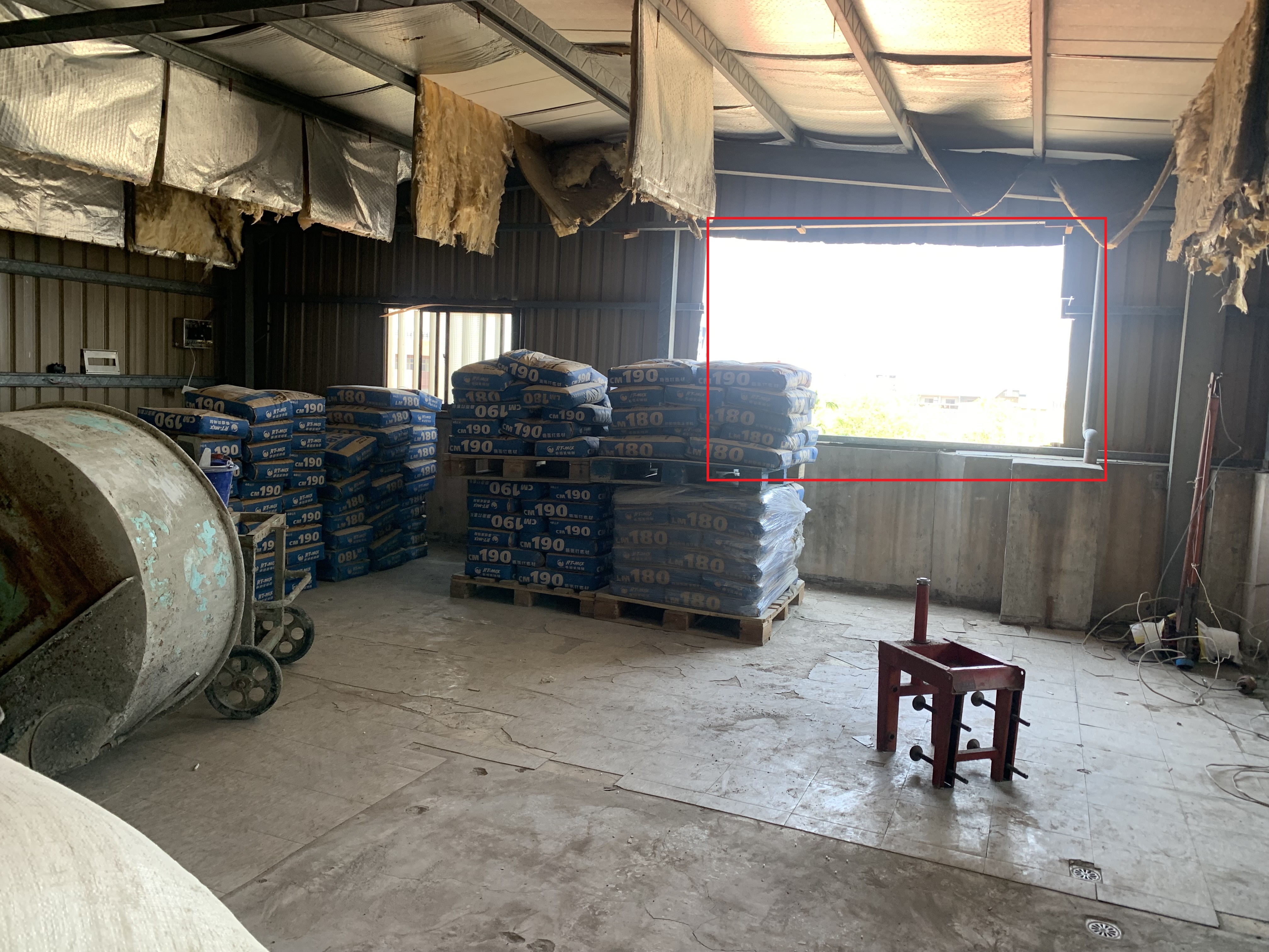 1140325建物遭毀損現況照片，臨路鐵皮牆面遭割開大孔洞，現場並置放諸多工程用品1