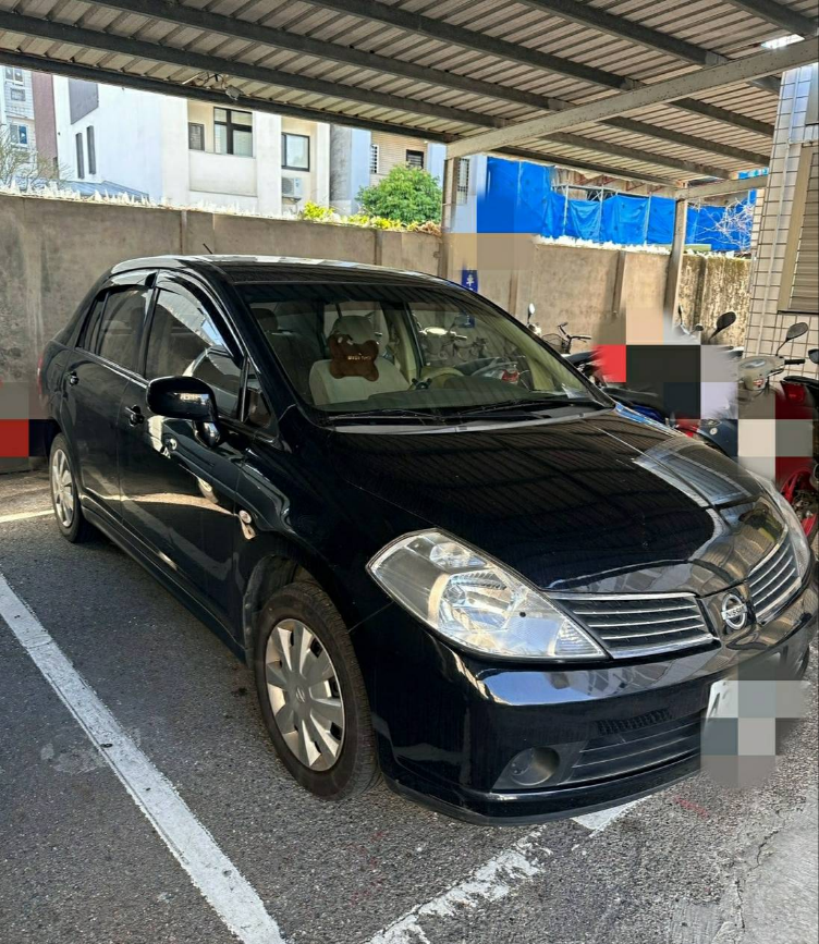 2010日產黑色轎車