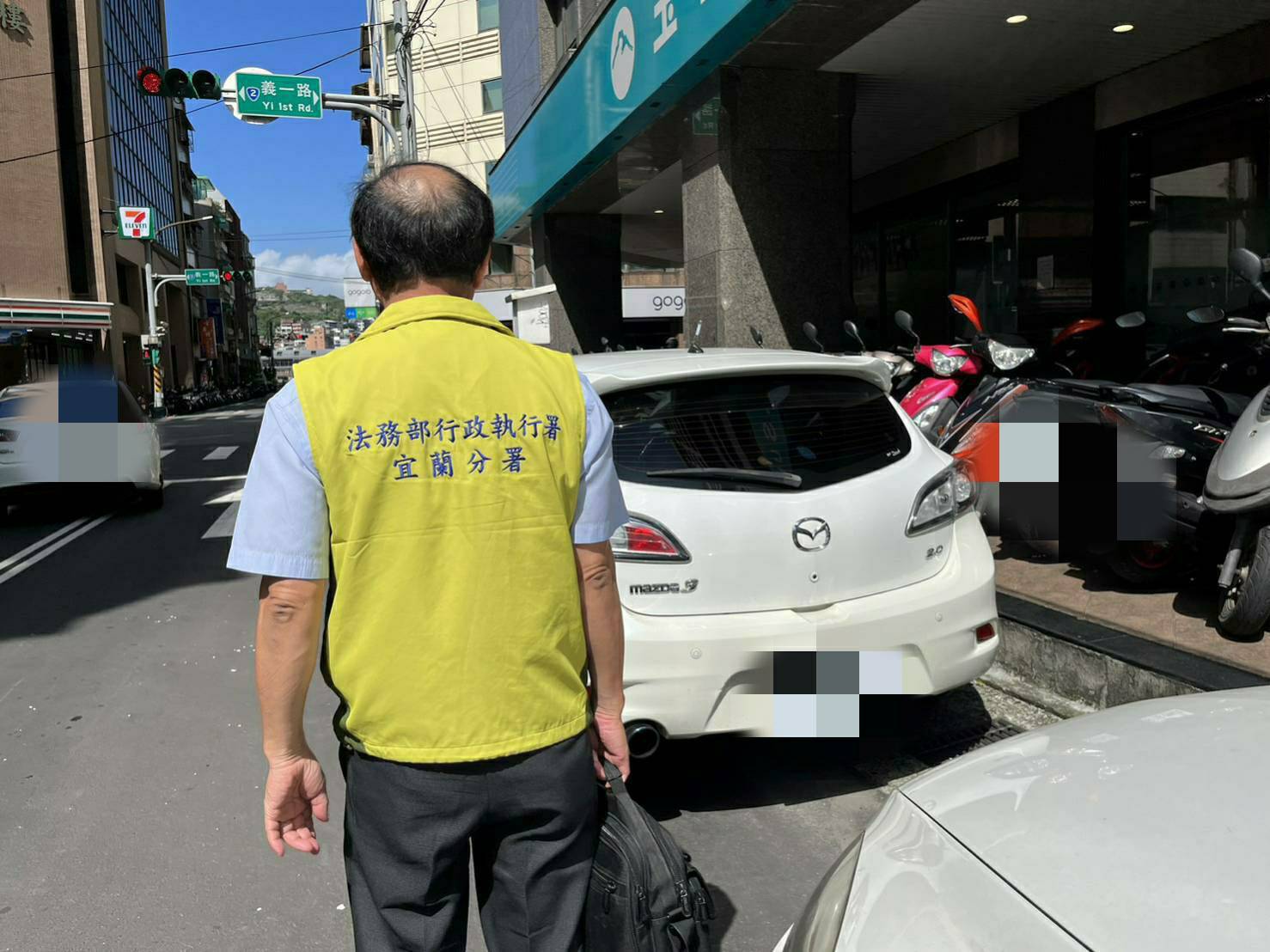01宜蘭分署112年年底於基隆市區智慧扣車，查扣周男車輛畫面
