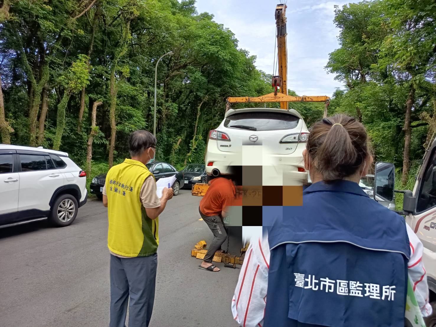 05_114年6月16日上午在基隆市正信路斜坡道路路邊查獲義務人車輛及拖吊畫面