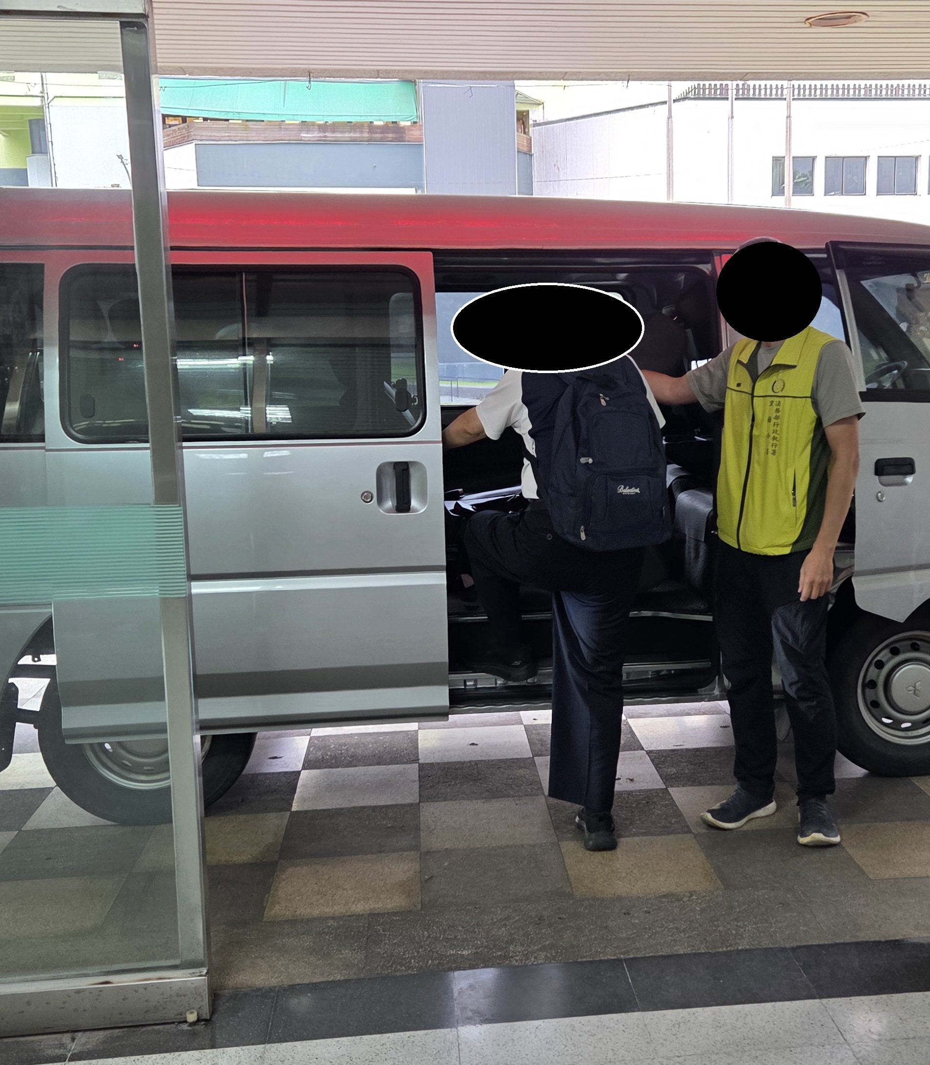 離開分署上車
