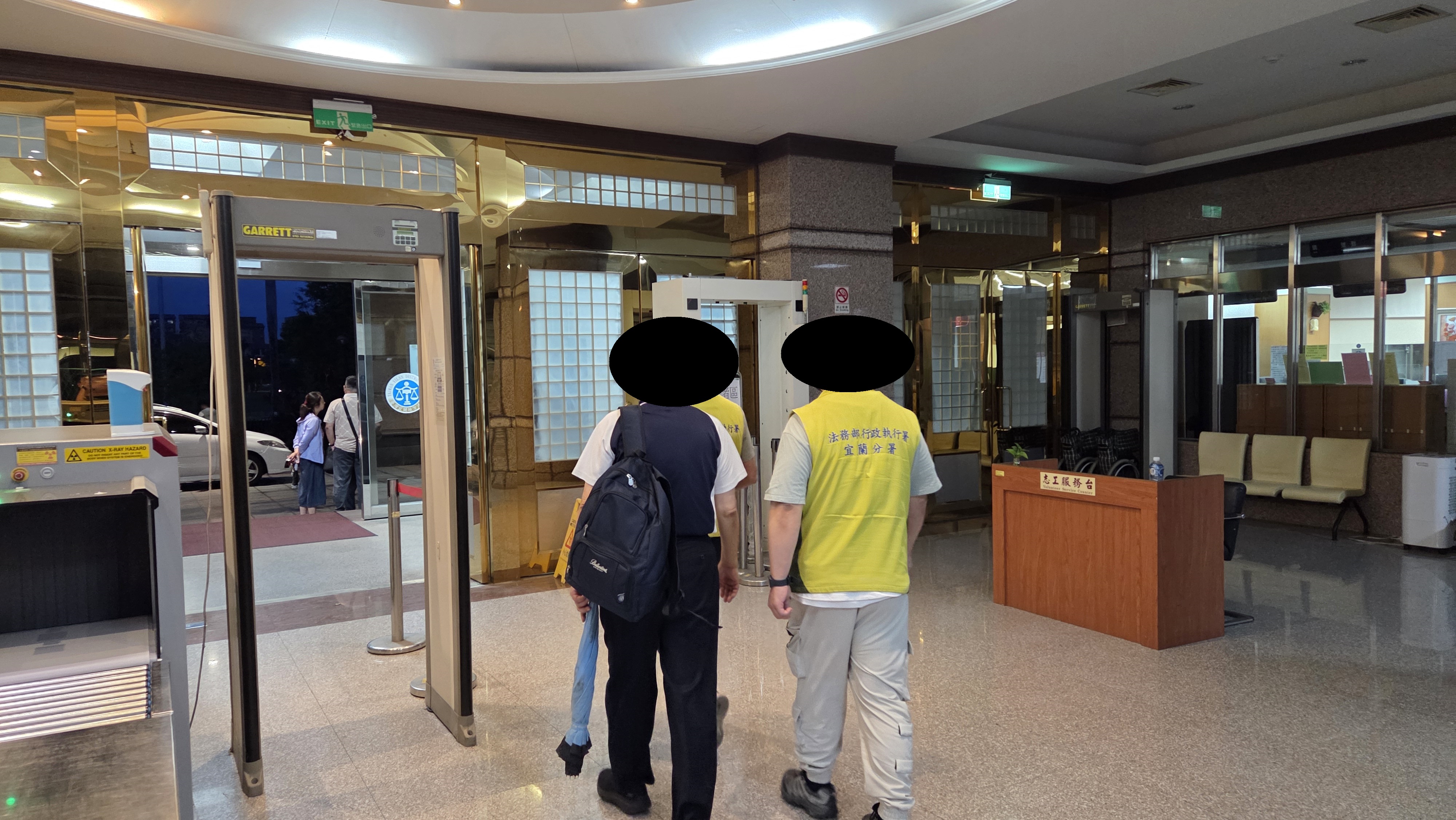 離開法院大門