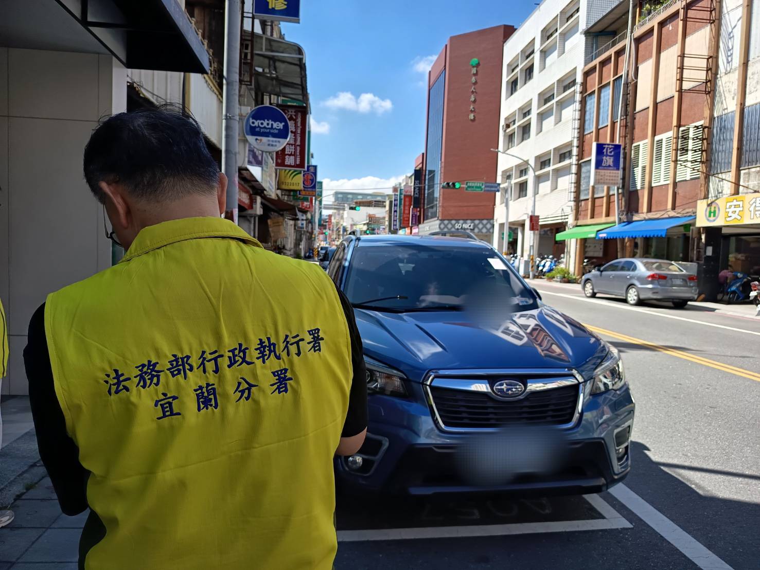 22862.jpg114.10.2宜蘭中山路查封林女速霸陸車輛照片5