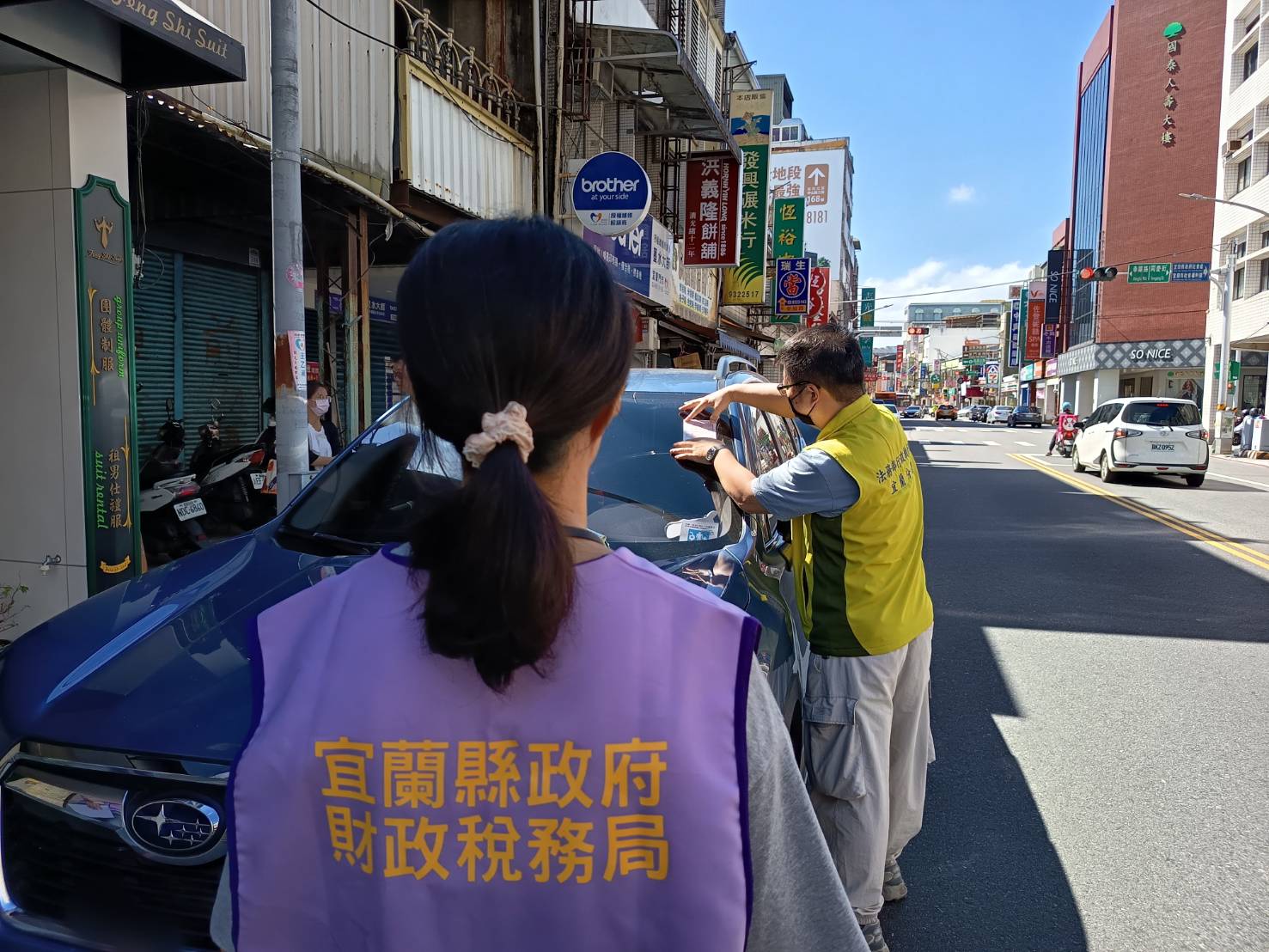 22863.jpg114.10.2宜蘭中山路查封林女速霸陸車輛照片6