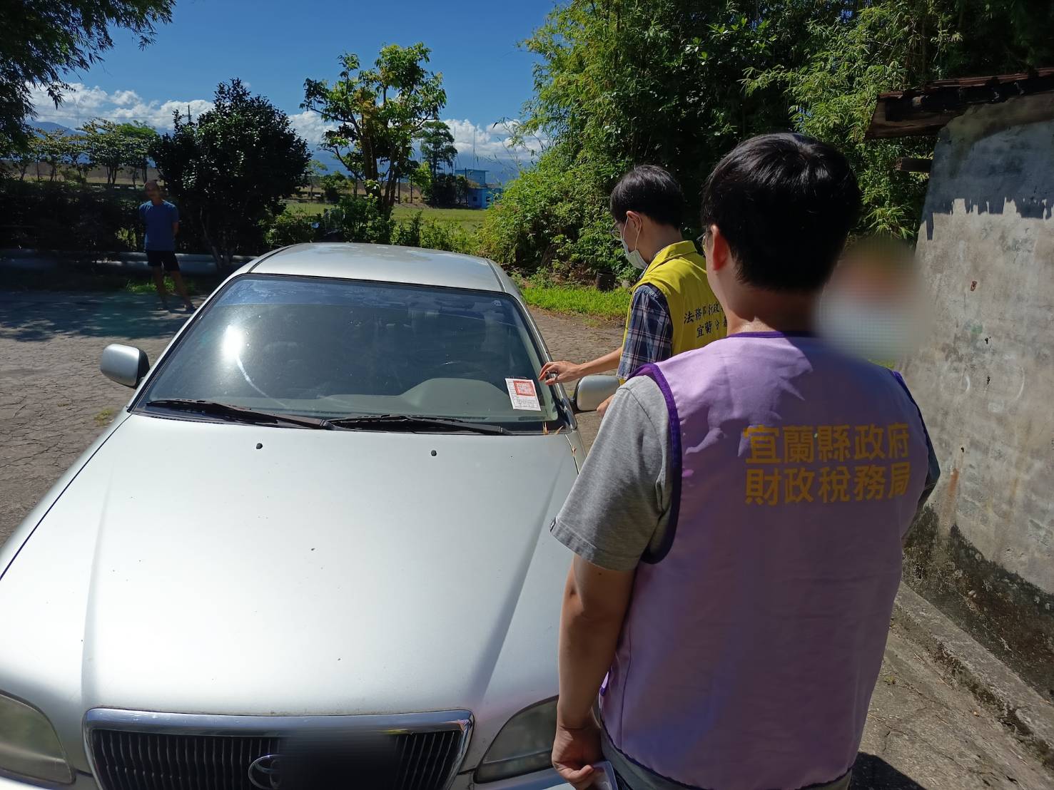 壯圍鄉紅葉路查扣李男欠稅車照片1