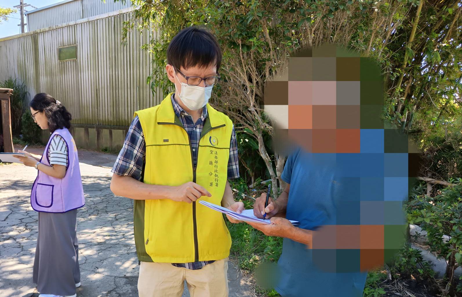 壯圍鄉紅葉路查扣李男欠稅車照片2