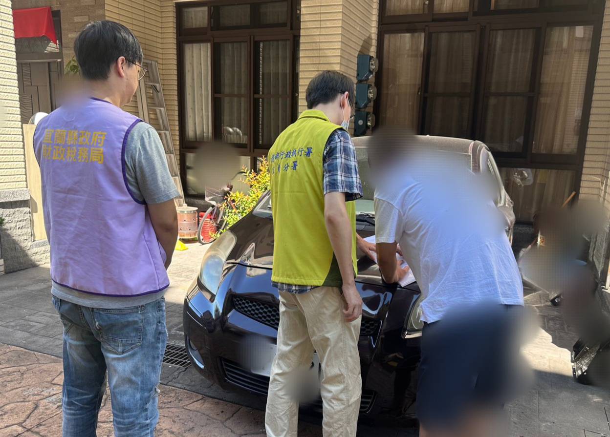 宜市七張路查扣徐男欠稅車照片1