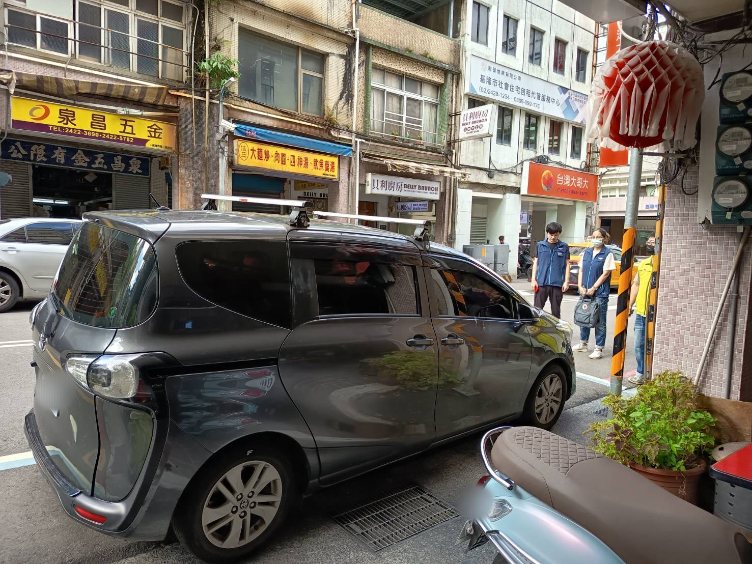 24660.jpg114.10.9信三路查封仁股114-3269299黃家佩豐田吸煙塔車輛（馬賽克照片3）