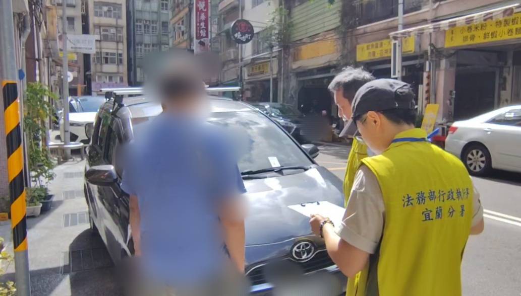 24663.jpg114.10.9信三路查封仁股114-3269299黃家佩豐田吸煙塔車輛（馬賽克照片5）