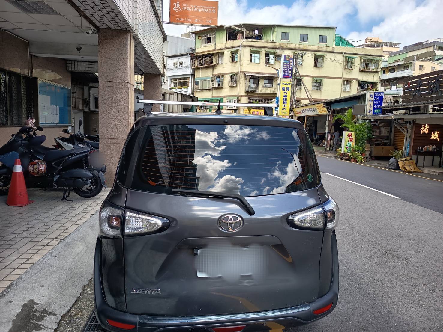 24664.jpg114.10.9信三路查封仁股114-3269299黃家佩豐田吸煙塔車輛（馬賽克照片6）