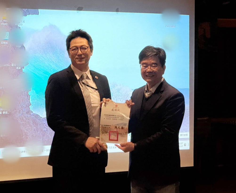 行政執行署宜蘭分署分署長陳幸敏（圖左）帶隊舉辦高校生仿真拍賣會暨反毒打詐宣導，慧燈中學校長游文聰（圖左）歡迎並致贈感謝狀