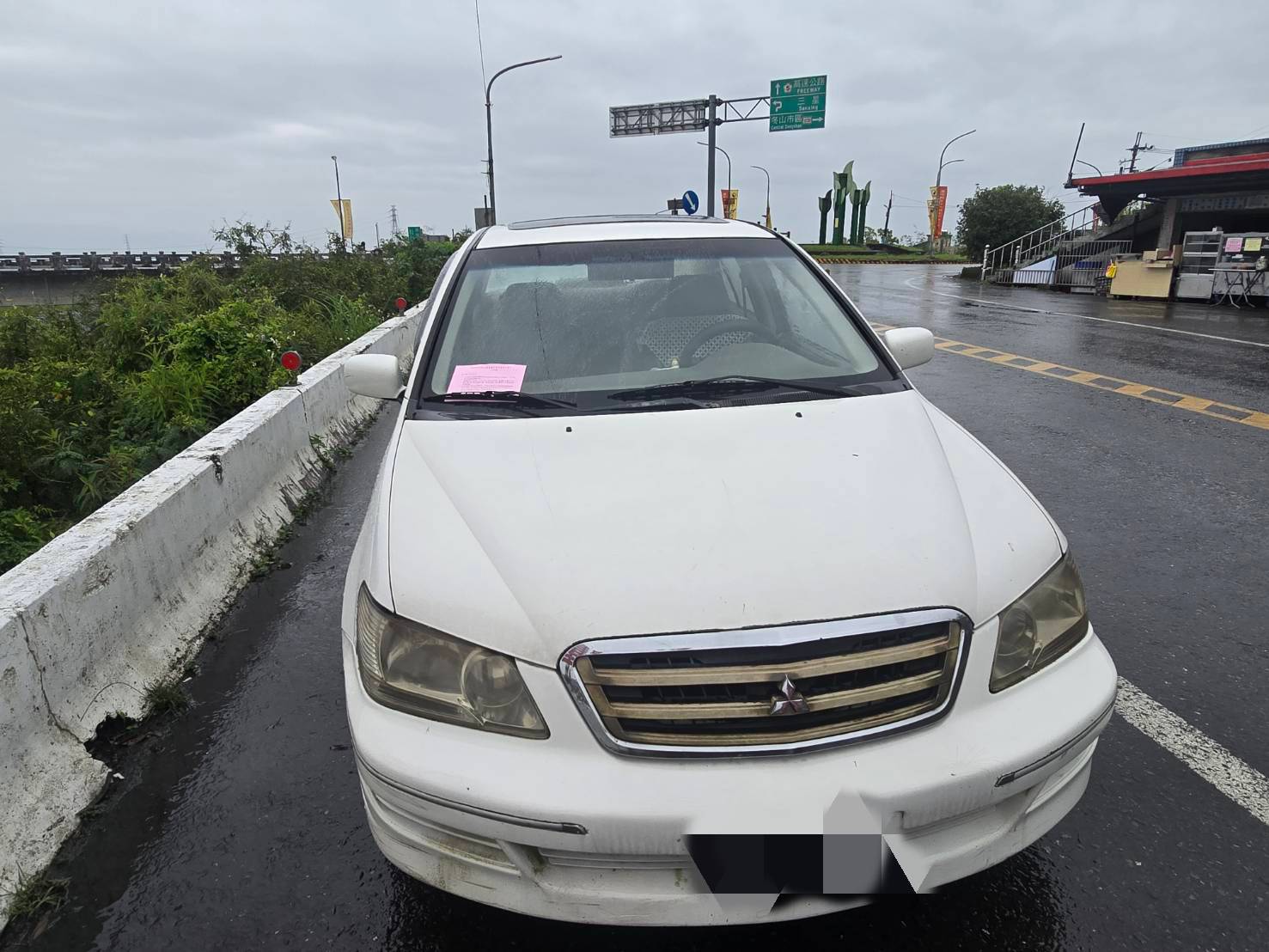 115.3.10車辨系統在宜33縣道、知名小吃店對面路邊查獲欠稅邱姓車主白色三菱車輛照片1
