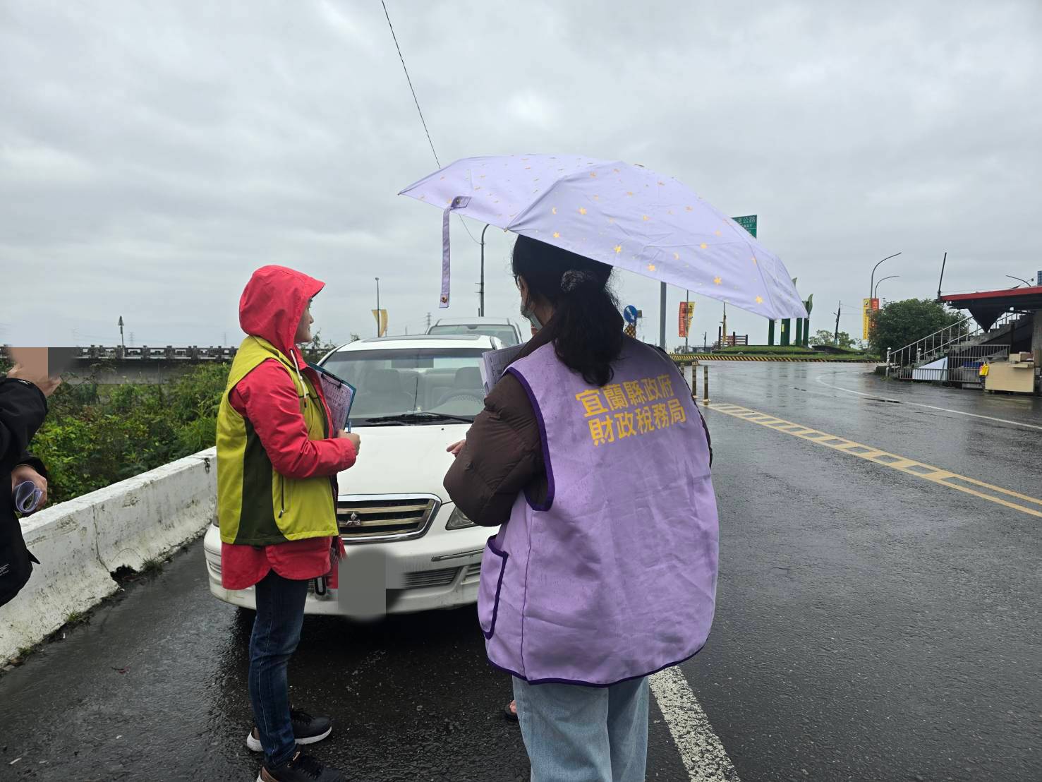 115.3.10車辨系統在宜33縣道、知名小吃店對面路邊查獲欠稅邱姓車主白色三菱車輛照片2